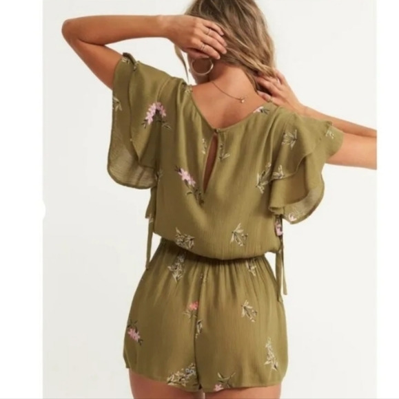 Billabong floral romper S w/ side cutouts flutter sleeves boho sexy flirty - Picture 2 of 13